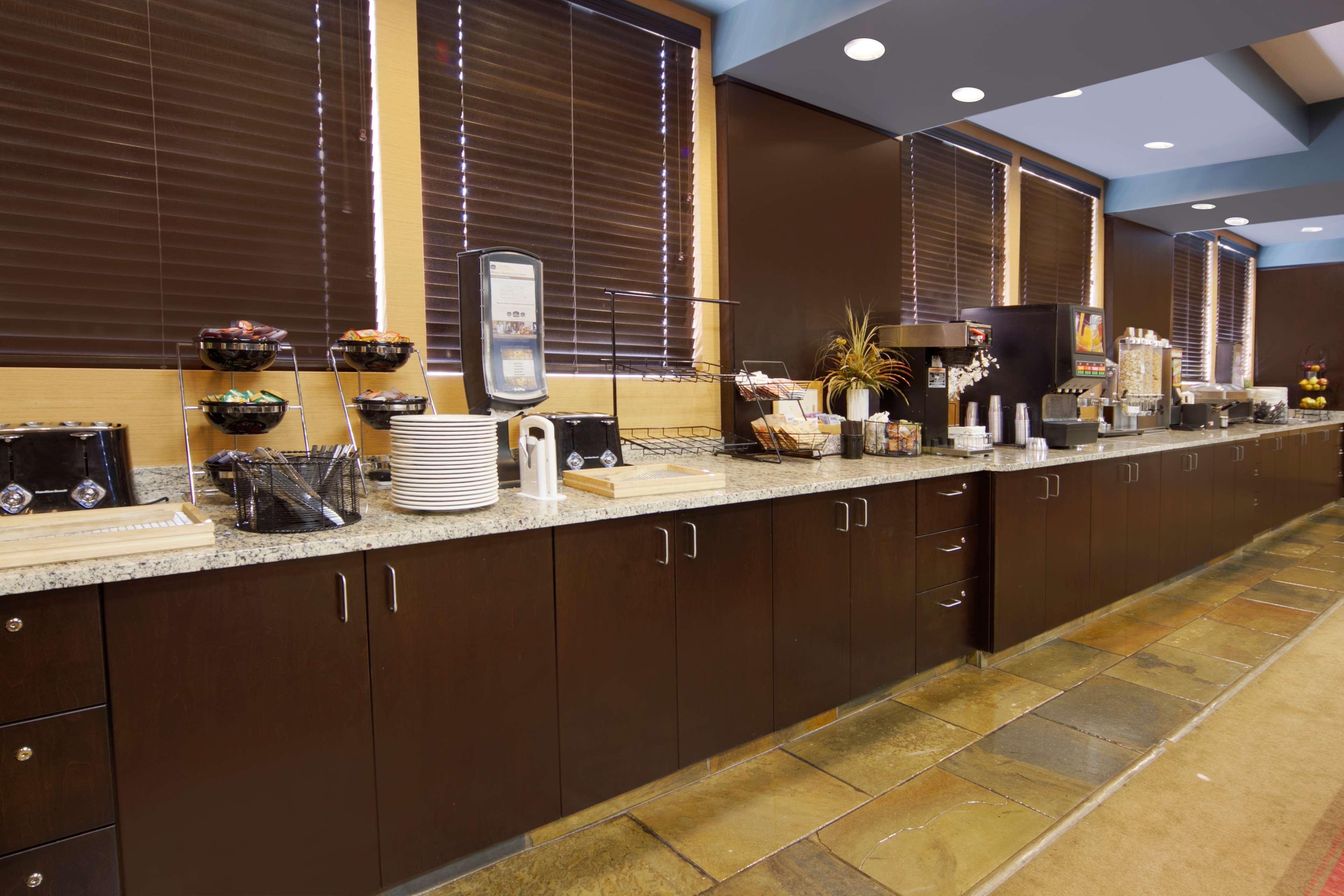 Best Western Bonnyville Inn & Suites Buitenkant foto