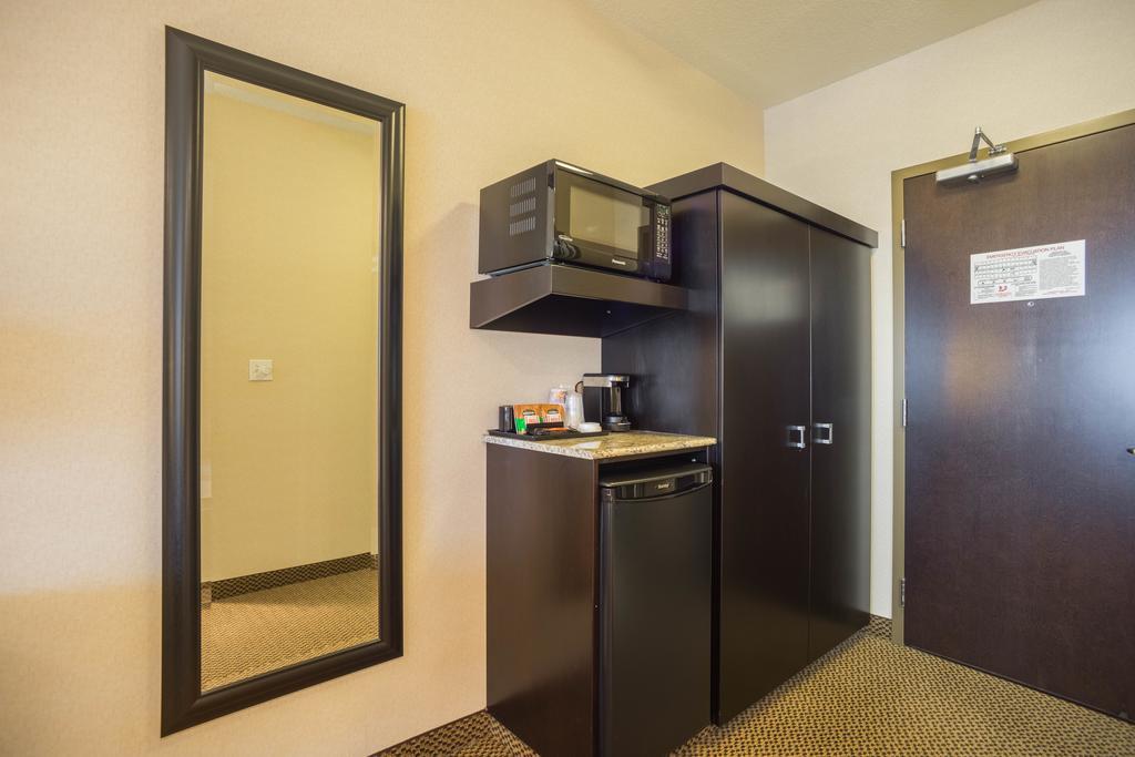 Best Western Bonnyville Inn & Suites Buitenkant foto